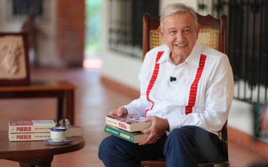 AMLO presenta libro “Pueblo” y critica política antidrogas de EU