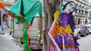 Colectivo exige justicia por desaparecidos con catrina en Puebla