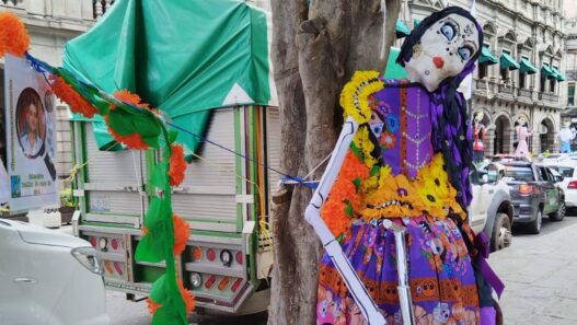 Colectivo exige justicia por desaparecidos con catrina en Puebla