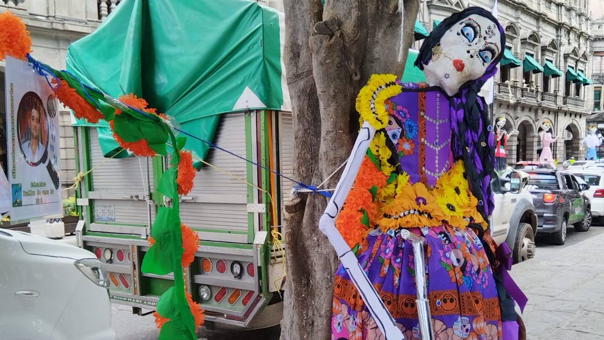 Colectivo exige justicia por desaparecidos con catrina en Puebla