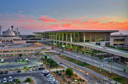 Ataque al aeropuerto Rey Fahd deja dos muertos en Arabia Saudita