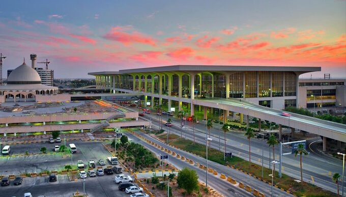 Ataque al aeropuerto Rey Fahd deja dos muertos en Arabia Saudita
