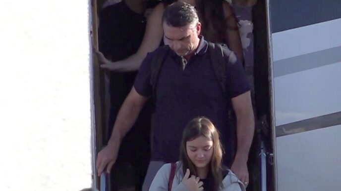 Flávio Bolsonaro llega a Miami tras derrota y retiro de pasaportes